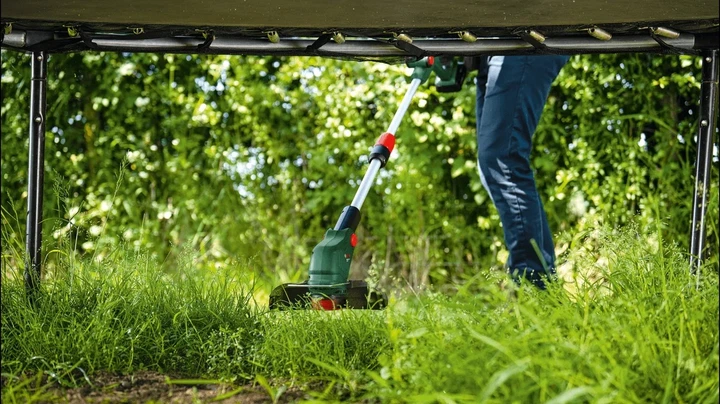 Аккумуляторный садовый триммер Bosch UniversalGrassCut 18V-26-500, 1x25А·час, 26 см, легкий (35 кг) для удобного ухода за газоном. - изображение 4