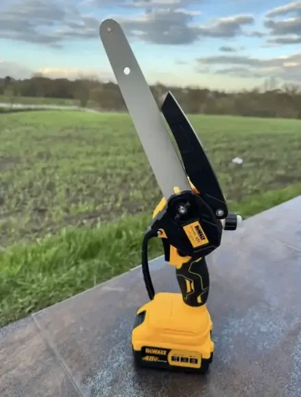 Аккумуляторная мини-пила DeWalt DCM160N, 48V - Фото 3 Аккумуляторная мини-пила DeWalt DCM160N, 48V - изображение 3