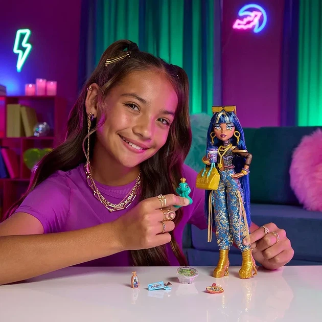 Кукла Monster High Cleo de nile Клео Де Нил в укороченном топе и золотых джинсовых брюках-карго с питомцем-змеей JHK32 - Фото 2 Кукла Monster High Cleo de nile Клео Де Нил в укороченном топе и золотых джинсовых брюках-карго с питомцем-змеей JHK32 - изображение 2
