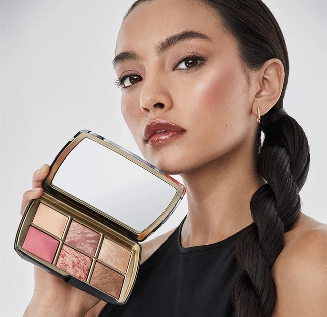 Палетка для обличчя Hourglass Ambient Lighting Edit Unlocked Palette 2025 Horse Limited Edition, лімітований випуск - Фото 3 Палетка для обличчя Hourglass Ambient Lighting Edit Unlocked Palette 2025 Horse Limited Edition, лімітований випуск - зображення 3