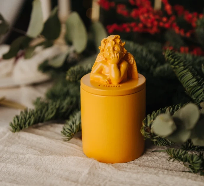 Аромасвічка CUPID SANTAL YELLOW 100% WOOD WAX 165g 35h Гранд Презент NAC 1032Y - Фото 2 Аромасвічка CUPID SANTAL YELLOW 100% WOOD WAX 165g 35h Гранд Презент NAC 1032Y - изображение 2