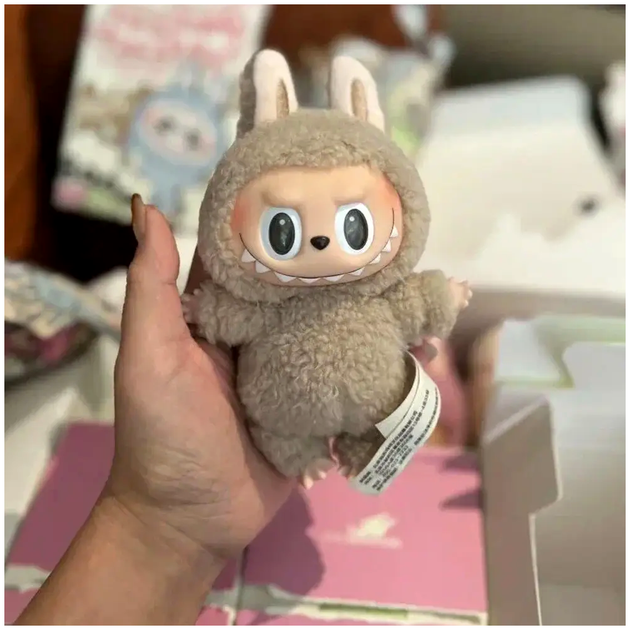 Игрушка брелок Labubu 17 см для коллекционирования сюрприз плюш бежевый LS-2648 - зображення 2