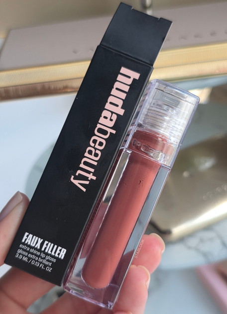 Блеск-филлер Huda Beauty Faux Filler Extra Shine Lip Gloss Foxy 3.9 мл - Фото 9 Блеск-филлер Huda Beauty Faux Filler Extra Shine Lip Gloss Foxy 3.9 мл - изображение 9