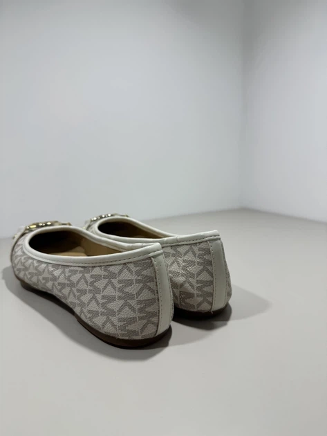 Жіночі балетки Michael Kors Rory комфортні літні на плоскій підошві елегантні кремові 35 - 22 см - Фото 6 Жіночі балетки Michael Kors Rory комфортні літні на плоскій підошві елегантні кремові 35 - 22 см - изображение 6