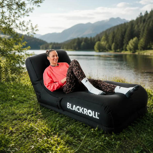 Надувний лежак-шезлонг BLACKROLL® AIR LOUNGER 2.0 з електричним насосом, до 150 кг - Фото 6 Надувний лежак-шезлонг BLACKROLL® AIR LOUNGER 2.0 з електричним насосом, до 150 кг - изображение 6