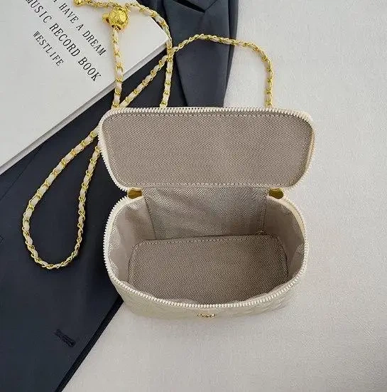 Стеганая мини-сумочка «Petite Luxe». Коричневый - Фото 7 Стеганая мини-сумочка «Petite Luxe». Коричневый - изображение 7