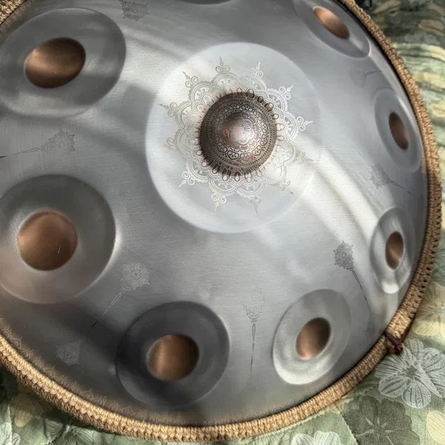 Ханг Handpan D Kurd 9 нот 55 см графітово-сріблястий з мандалами - Фото 8 Ханг Handpan D Kurd 9 нот 55 см графітово-сріблястий з мандалами - зображення 8