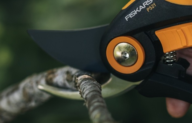 Плоскостный садовый секатор Fiskars Plus P521 с режущей способностью до 24 мм - изображение 3