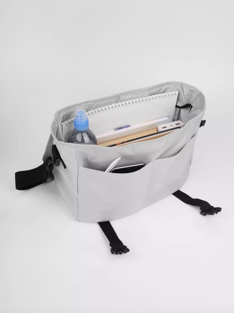 Сумка через плече EastPak Delegate 008 20L у білому кольорі. - Фото 6 Сумка через плече EastPak Delegate 008 20L у білому кольорі. - зображення 6