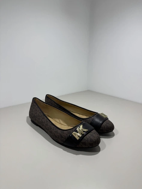 Жіночі балетки Michael Kors Jilly Ballet Flat на низькому каблучку класичні елегантні з монограмою коричневі 36 - Фото 1 Жіночі балетки Michael Kors Jilly Ballet Flat на низькому каблучку класичні елегантні з монограмою коричневі 36 - изображение 1