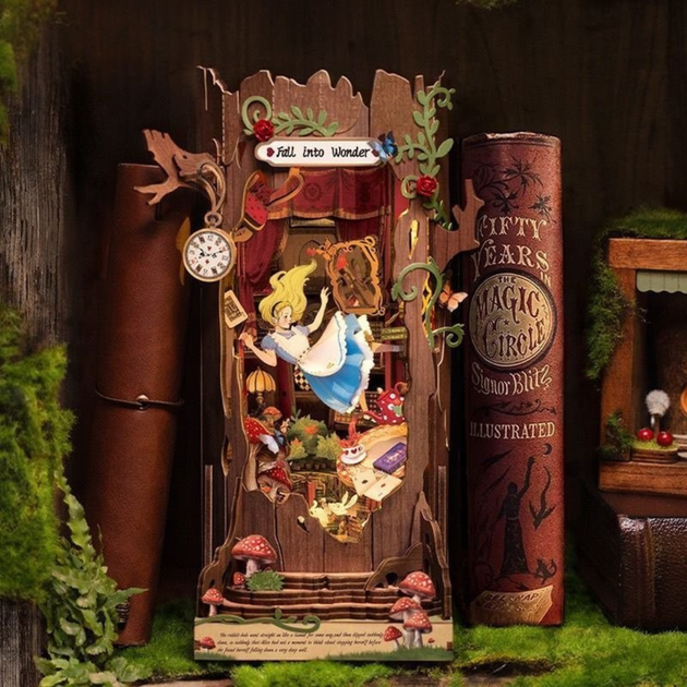 Креативный деревянный 3D пазл Book Nook "Алиса в стране чудес" - Фото 1 Креативный деревянный 3D пазл Book Nook "Алиса в стране чудес" - изображение 1