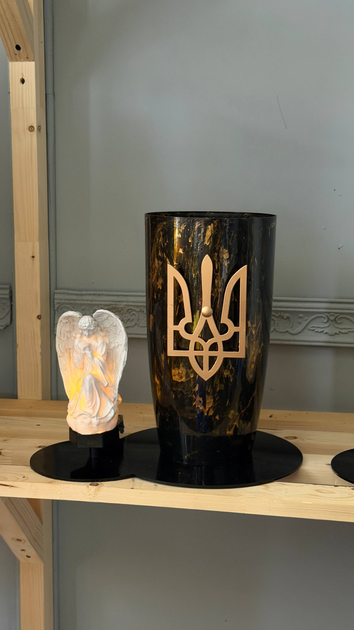 Мемориальная ваза на кладбище чёрное золото с золотым трезубцем и ангелом на металлическом основании - Фото 2 Мемориальная ваза на кладбище чёрное золото с золотым трезубцем и ангелом на металлическом основании - изображение 2