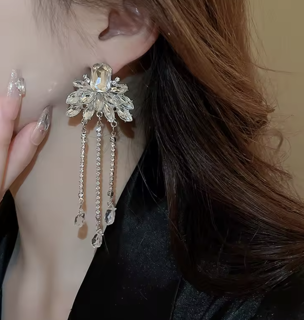 Серьги серебристие массивные со стразами и подвесками - изображение 6