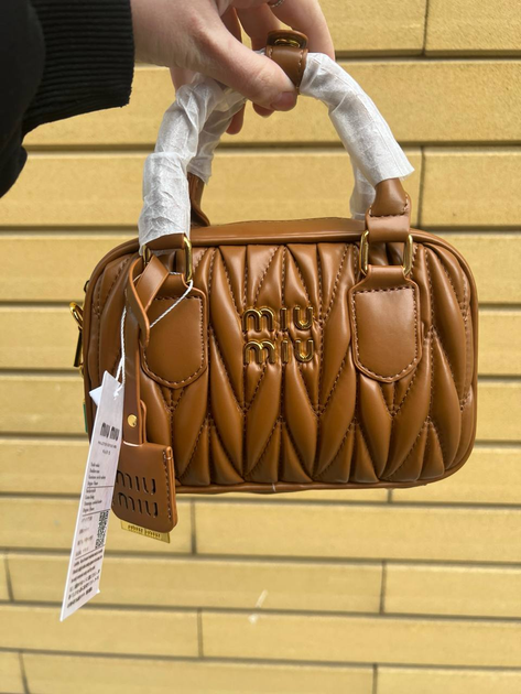Женская сумка кросс-боди Miu miu 2310 (19×13×6) коричневая - Фото 6 Женская сумка кросс-боди Miu miu 2310 (19×13×6) коричневая - изображение 6