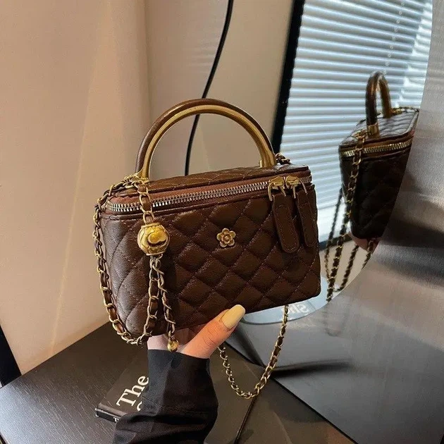 Стеганая мини-сумочка «Petite Luxe». Коричневый - Фото 6 Стеганая мини-сумочка «Petite Luxe». Коричневый - изображение 6