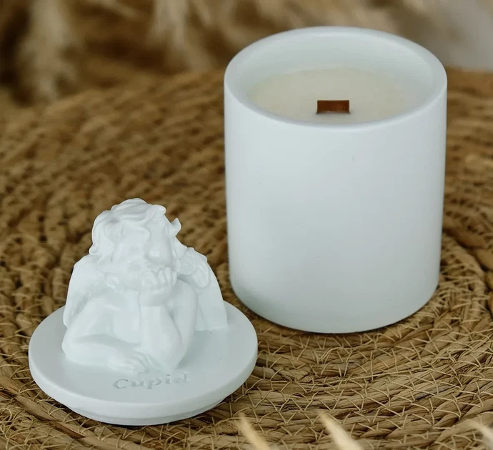 Аромасвічка CUPID SANTAL MINT 100% WOOD WAX 165g 35h Гранд Презент NAC 1101 - Фото 1 Аромасвічка CUPID SANTAL MINT 100% WOOD WAX 165g 35h Гранд Презент NAC 1101 - зображення 1