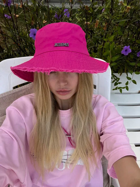 Панама Jacquemus малинового цвета на объем головы 54-58 см, повседневная розовая панама с шейным шнурком - Фото 3 Панама Jacquemus малинового цвета на объем головы 54-58 см, повседневная розовая панама с шейным шнурком - изображение 3