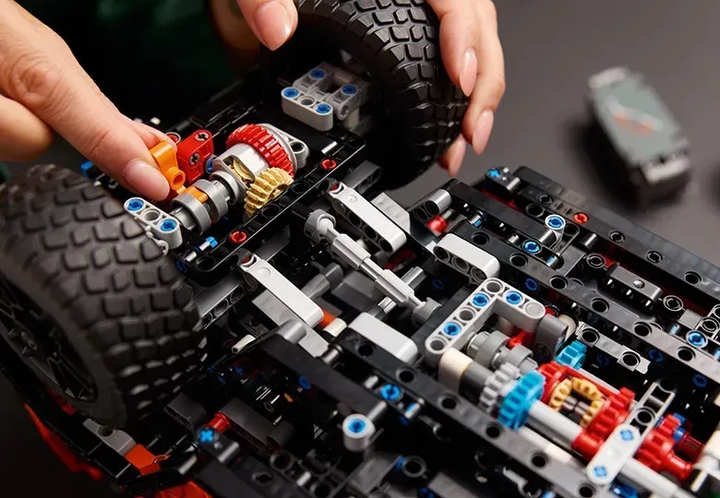 Конструктор Technic: Внедорожник Mercedes-Benz G 500 2891 деталь — Модель 42177 - изображение 9