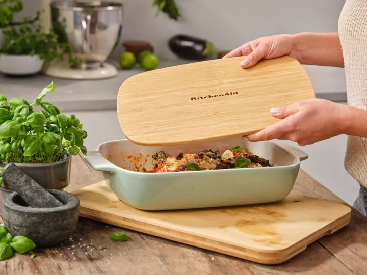 Форма для випічки з кришкою KitchenAid керамогранітна 8,8х24,8х40,4 см 3,8 л фісташковий колір (CC007426-001) - зображення 4