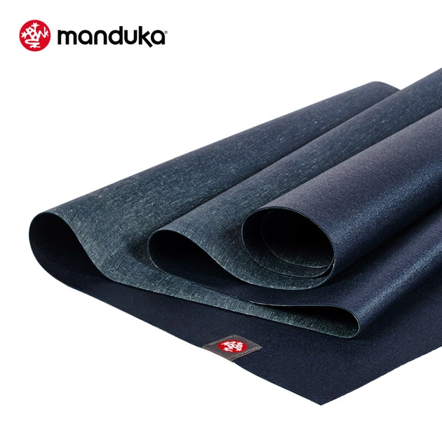 Ультратонкий коврик для йоги MANDUKA eKO из натурального каучука, складной, портативный, нескользящий, с рисунком лягушек, темно-синий. - изображение 9