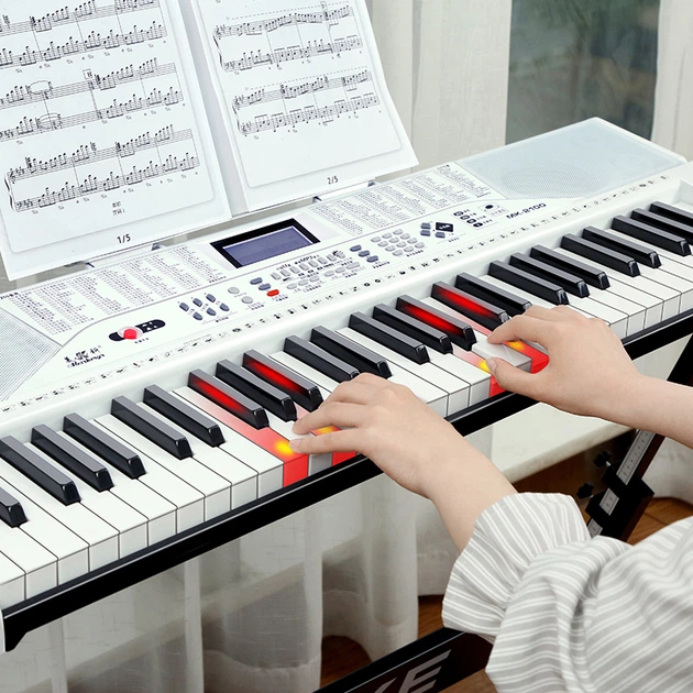 Meirkergr MK-2100 White Smart Version + Stand, интеллектуальная 61-клавишная клавиатура с подсветкой, многофункциональная электронная клавиатура, возможность подключения микрофона, наушников, USB-накопителя, мобильного телефона, планшет с подставкой. - изображение 8