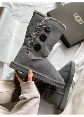 Чобітки зимові UGG Bailey Button Triplet II Light Shade 39 (24.5см ) ( krsUG026) - Фото 1 Чобітки зимові UGG Bailey Button Triplet II Light Shade 39 (24.5см ) ( krsUG026) - зображення 1