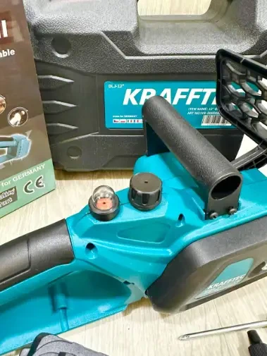 Электропила аккумуляторная Krafftec Germany PRO 2500 Вт цепная 52 В 6 Ач безщеточный двигатель шина 305 мм автосмазка для сада + ранцевый опрыскиватель Мечта Professional 10 л в подарок - изображение 5