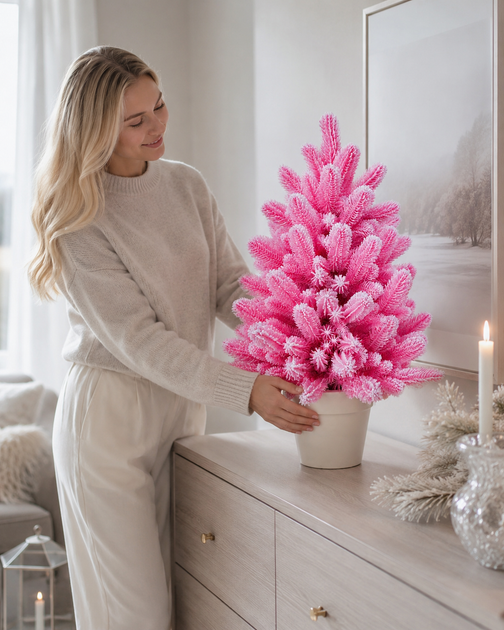 Штучна рожева засніжена лита ялинка Elegant Marshmallow Pink, 70 см у горщику - Фото 2 Штучна рожева засніжена лита ялинка Elegant Marshmallow Pink, 70 см у горщику - зображення 2