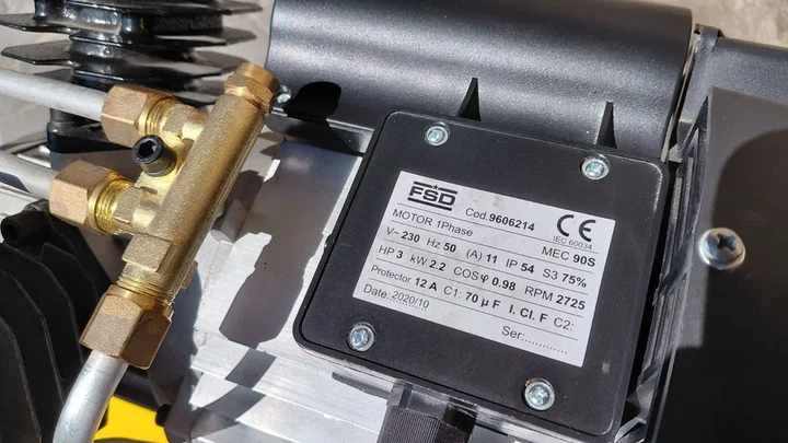 Компресор Powerplus POWX1770 2200 Вт 50 л 9 бар 356 л/хв 2-циліндровий - зображення 5
