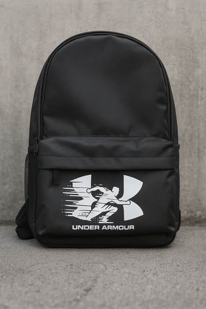 Рюкзак черный Under Armour с большим белым логотипом, 17х43х29 см, 21 литр - Фото 2 Рюкзак черный Under Armour с большим белым логотипом, 17х43х29 см, 21 литр - изображение 2