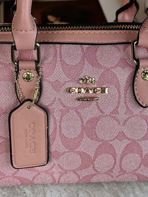 Сумка жіноча Mini Rowan Crossbody In Signature рожевий бочонок - Фото 5 Сумка жіноча Mini Rowan Crossbody In Signature рожевий бочонок - зображення 5