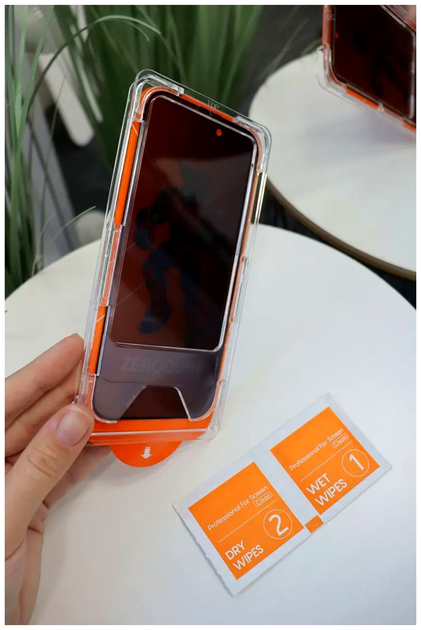 Защитное стекло ZERODUST Privacy 5D противоударное для iPhone 17 Pro с аппликатором Black SR-547 - изображение 3
