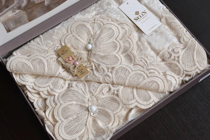Скатертина Selin 120114361 160х350 см Оксамит Бежевий - Фото 5 Скатертина Selin 120114361 160х350 см Оксамит Бежевий - изображение 5