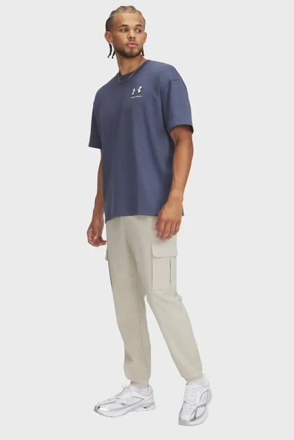 Чоловічі бежеві спортивні штани UA Vibe Woven Cargo Pants Under Armour S 1386558-289 - Фото 2 Чоловічі бежеві спортивні штани UA Vibe Woven Cargo Pants Under Armour S 1386558-289 - зображення 2