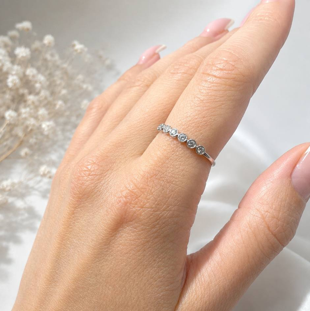 Серебряное кольцо 925 пробы, тоненькое, с 7 камнями, покрытие родий, с кубическим цирконием, 17.5 размер - Фото 2 Серебряное кольцо 925 пробы, тоненькое, с 7 камнями, покрытие родий, с кубическим цирконием, 17.5 размер - изображение 2