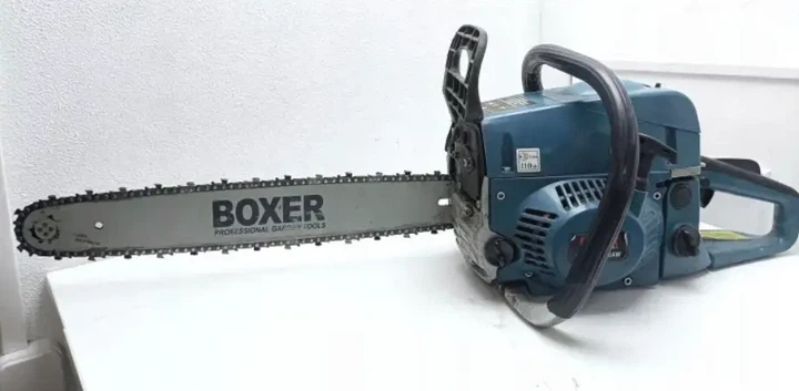 Бензопила BOXER BX-102 цепная бензиновая пила двухтактная садовая профессиональная для распиливания древесины заготовки дров обрезки деревьев фермерских строительных работ 5,9 кВт 7,9 лс 52 см³ шина 45 см 8000 об мин антивибрационная легкий запуск 2 шины - изображение 11