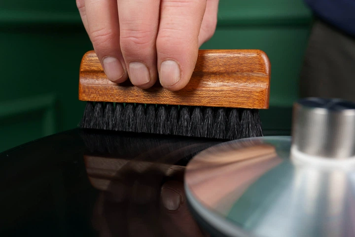Щітка для вінілових платівок Myllo Vinyllo Record Brush з антистатичним ворсом + 3 серветки - зображення 9