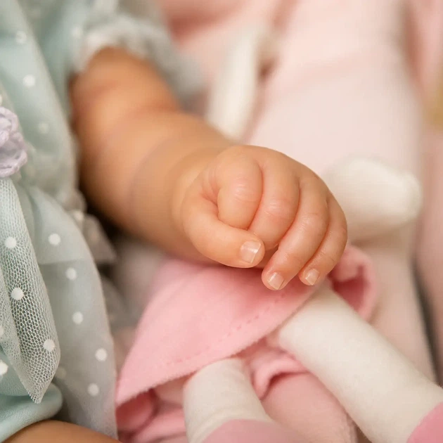 Реалістична лялька Reborn Baby Doll Millie 50 см — вініл-силіконова дівчинка з кучерявим волоссям та аксесуарами (RB082) - изображение 3