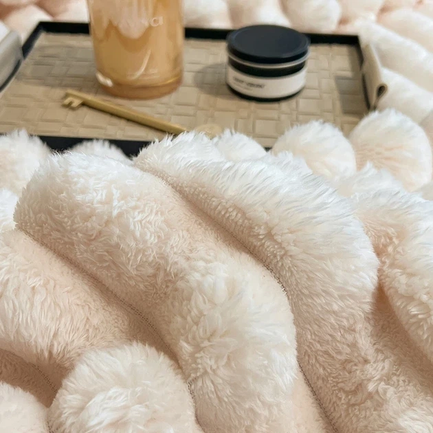 Плед Coral Fleece CF-18 Рельєфні смуги 180×200 см Beige (3_08637) - Фото 4 Плед Coral Fleece CF-18 Рельєфні смуги 180×200 см Beige (3_08637) - зображення 4