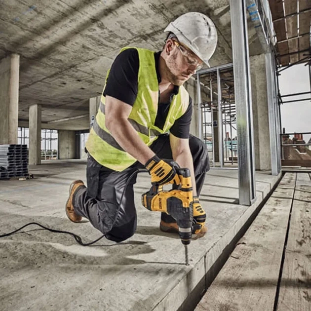 Перфоратор сетевой DeWALT SDS+ 950 Вт 3.5 Дж 1150 об/мин 5200 уд/мин кейс D25333K-QS - Фото 3 Перфоратор сетевой DeWALT SDS+ 950 Вт 3.5 Дж 1150 об/мин 5200 уд/мин кейс D25333K-QS - изображение 3