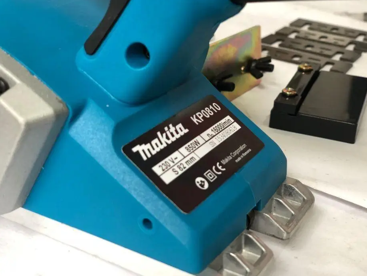 Электрорубанок Makita 1000 Вт рубанок электрический 82 мм для дерева 16000 об мин сетевой 2 мм строгания древесины с регулировкой глубины параллельным упором подключением пылесоса пылесборника ножами - изображение 9