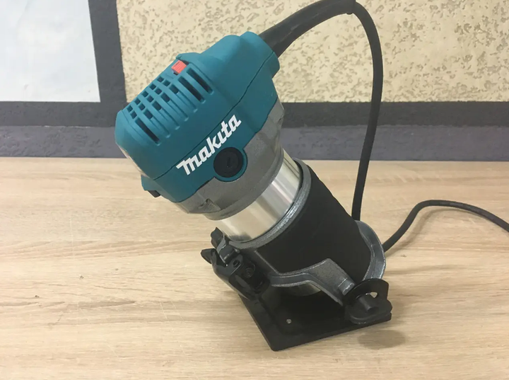 Фрезер Makita 910 Вт фрезерна машина мережева цанги 6 8 мм 10000 30000 об хв ручний кромковий занурювальний для дерева пластику пазів кромок профілів отворів різьблення з регулюванням швидкості 2 базами - зображення 5