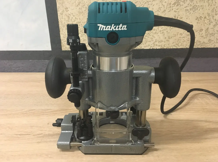 Фрезер Makita 910 Вт фрезерна машина мережева цанги 6 8 мм 10000 30000 об хв ручний кромковий занурювальний для дерева пластику пазів кромок профілів отворів різьблення з регулюванням швидкості 2 базами - зображення 10
