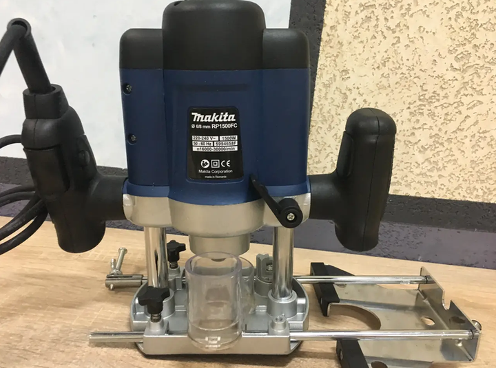 Фрезер Makita 1500 Вт вертикальний фрезерний верстат цанги 6 8 мм ручна машина 6000 34000 об хв для дерева фанери ДСП МДФ пазів кромок профілів отворів з плавним пуском стабілізацією швидкості регулюванням обертів 12 фрезами кейсом - Фото 4 Фрезер Makita 1500 Вт вертикальний фрезерний верстат цанги 6 8 мм ручна машина 6000 34000 об хв для дерева фанери ДСП МДФ пазів кромок профілів отворів з плавним пуском стабілізацією швидкості регулюванням обертів 12 фрезами кейсом - зображення 4