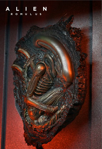Набор аксессуаров NECA Alien Romulus Accessory Set / Чужой Ромул Набор Аксессуаров — Facehugger, Chestburster, Pulse Rifle, Криоконтейнер - изображение 3