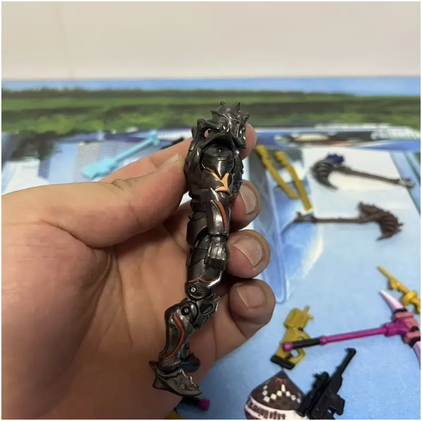Рухома колекційна фігурка Лицар Омега у темній броні, 10 см - Фото 6 Рухома колекційна фігурка Лицар Омега у темній броні, 10 см - зображення 6