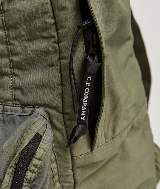 Рюкзак C.P. Company Taylon P Nylon Backpack с вышитым логотипом цвета хаки. - изображение 4