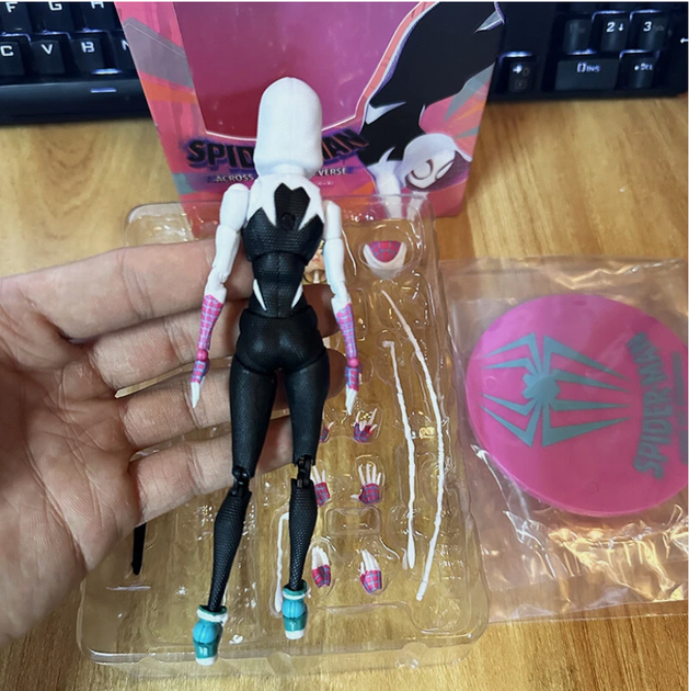 Коллекционная экшн-фигурка Spider-Gwen: Across the Spider-Verse Гвен Стейси «Человек-паук: Сквозь вселенную» - изображение 8