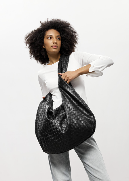 Велика плетена жіноча сумка-хобо Sambag HOBO WEAVE для ноутбука 15" з екошкіри Чорна - Фото 4 Велика плетена жіноча сумка-хобо Sambag HOBO WEAVE для ноутбука 15" з екошкіри Чорна - зображення 4