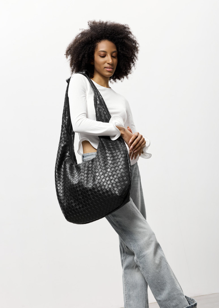 Велика плетена жіноча сумка-хобо Sambag HOBO WEAVE для ноутбука 15" з екошкіри Чорна - Фото 7 Велика плетена жіноча сумка-хобо Sambag HOBO WEAVE для ноутбука 15" з екошкіри Чорна - зображення 7